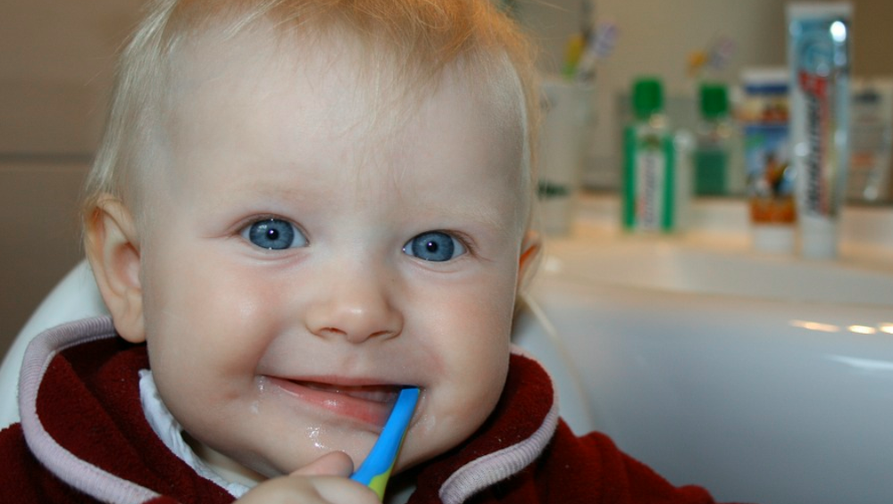 Nákup prvního dětského zubního kartáčku je malá rodinná slavnost.