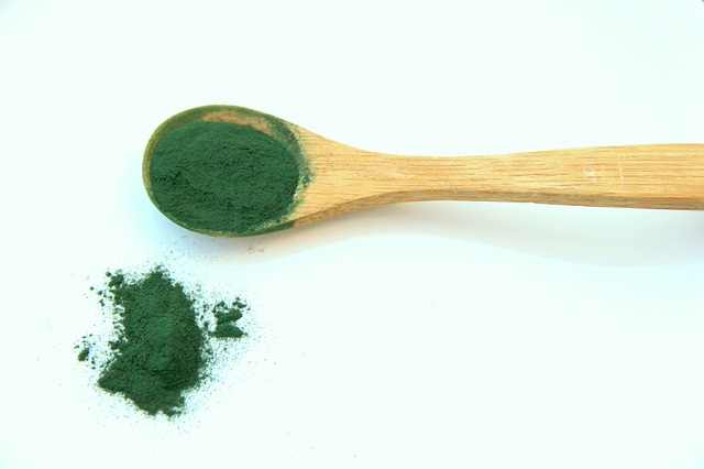 Zázračná řasa spirulina. Její účinky působí blahodárně na naše zdraví. S čím vším může pomoci?
